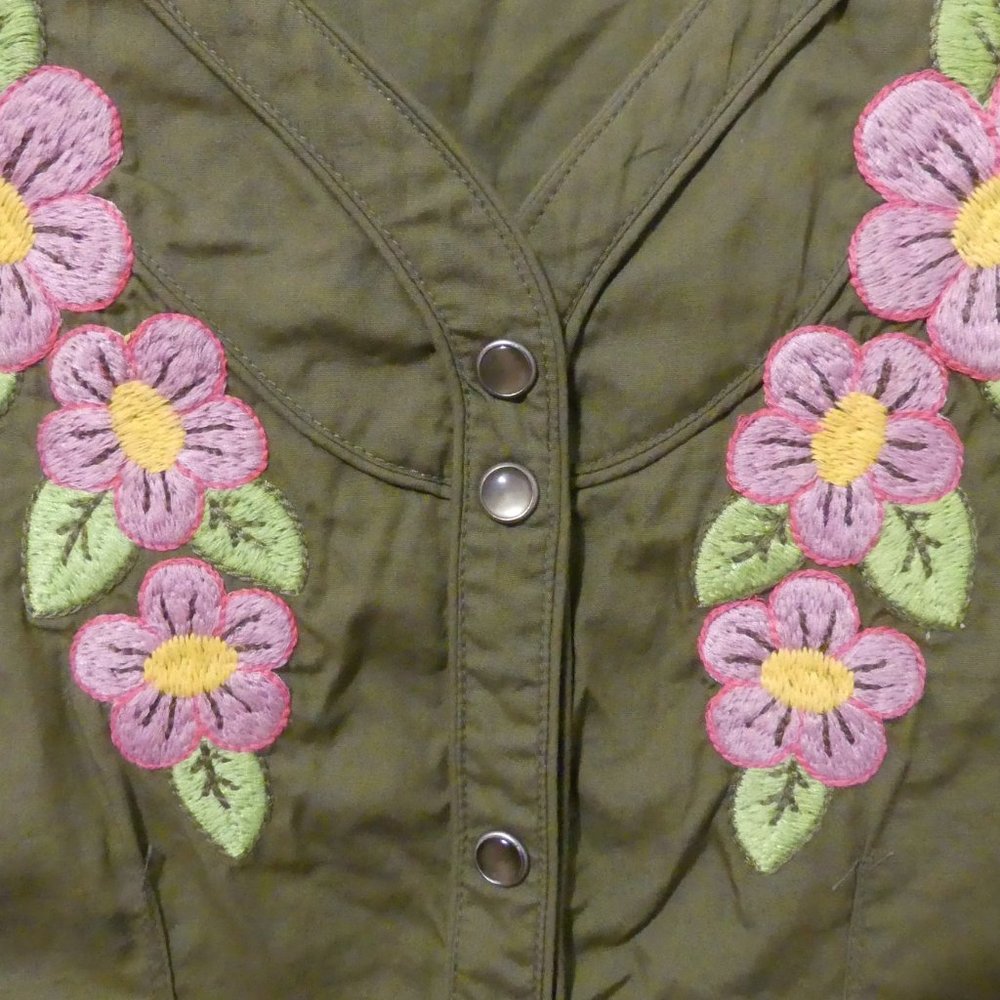 Embroidered V-Neck "Button down" - Picture 4 of 5